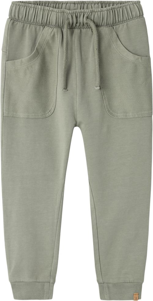 Lil' Atelier Nmmomads Nreg Sweat Pant LIL Str 104 - Seagrass Bukser Bomuld hos Magasin