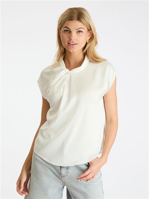 Neo Noir Fleur Drapy Satin Blouse Kvinde Off White Kortærmede Bluser Str 44 - hos Magasin