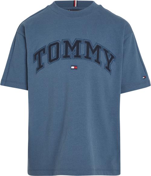 Tommy Hilfiger Varsity Embroidery TEE SS Str 14 år / 164 cm - Aegean Sea Kortærmede T-shirts hos Magasin