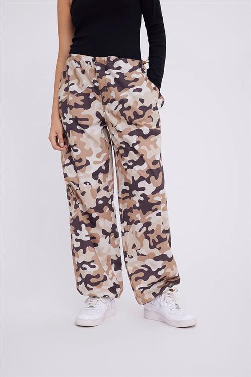 Envii Enrope Pants AOP 7038 Kvinde Desert Camo Cargo Bukser Str L - hos Magasin