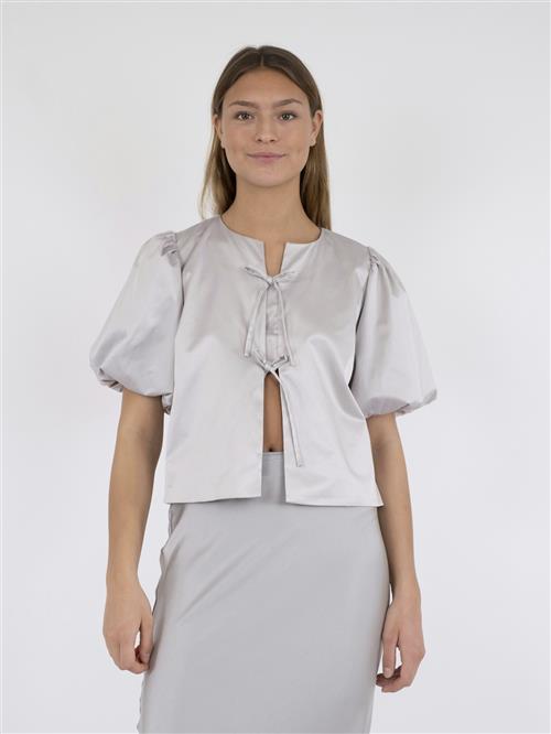 Se Neo Noir Aska Dull Satin Blouse Kvinde Light Grey Kortærmede Bluser Str 44 - hos Magasin ved Magasin