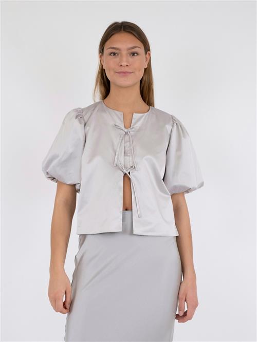 Se Neo Noir Aska Dull Satin Blouse Kvinde Light Grey Kortærmede Bluser Str 34 - hos Magasin ved Magasin