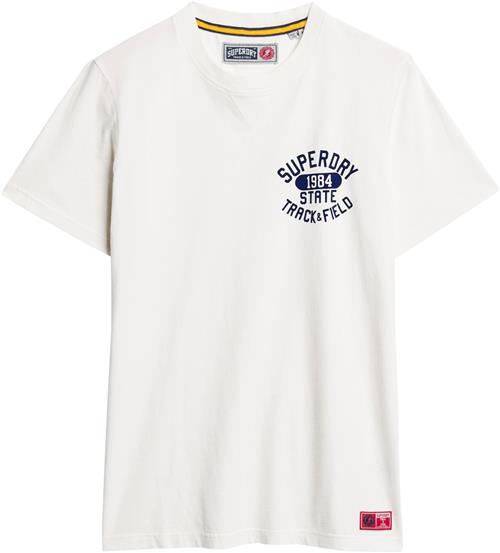 Superdry Track & Field Graphic T Shirt Mand New Chalk White Kortærmede T-shirts Str XXXL - hos Magasin