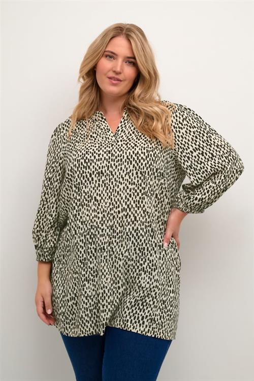 Se Kaffe Curve Kcjenny Tunic Kvinde Turtledove/black Graphic Dot Tunikaer Str 46 - hos Magasin ved Magasin