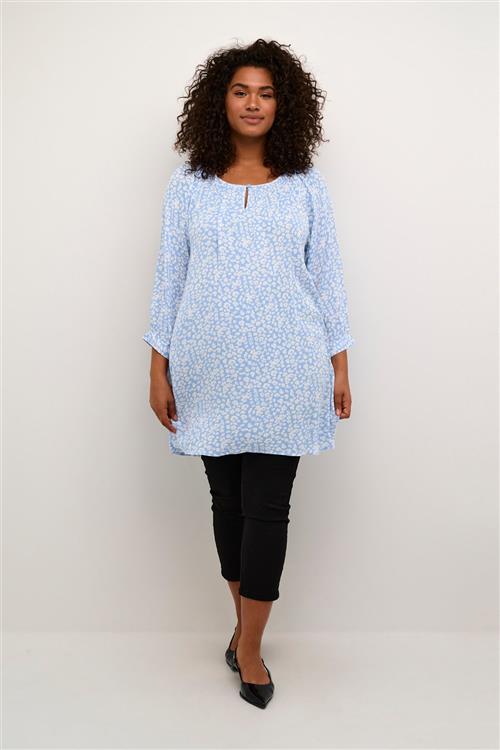 Kaffe Curve Kcami Tunic 3/4 Printed Kvinde Vista Blue / Chalk Flower Tunikaer Str 48 - hos Magasin