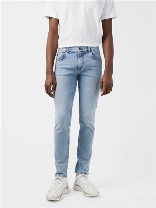 Se J. Lindeberg Jay Active Light Indigo Jeans Mand Light Blue Jeans Str W34 / L32 - hos Magasin ved Magasin