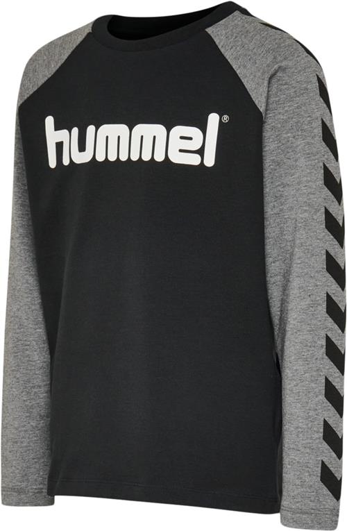 Se Hummel Hmlboys Tshirt L/S Str 12 år / 152 cm - Sort Langærmede T-shirts hos Magasin ved Magasin