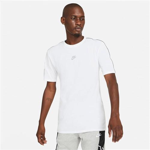 Se Nike Sportswear T Shirt L - T-shirts hos Magasin ved Magasin