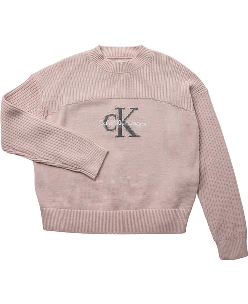 Se Calvin Klein Monologo Sweater Str 10 - Peach Whip Sweatshirts hos Magasin ved Magasin