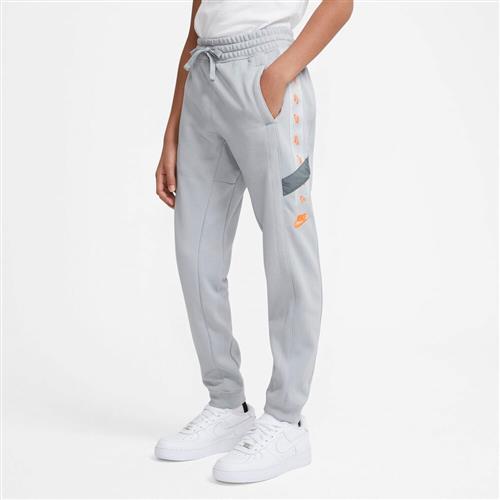 Se Nike Sportswear Bukser 137-147 / M - Træningsbukser hos Magasin ved Magasin