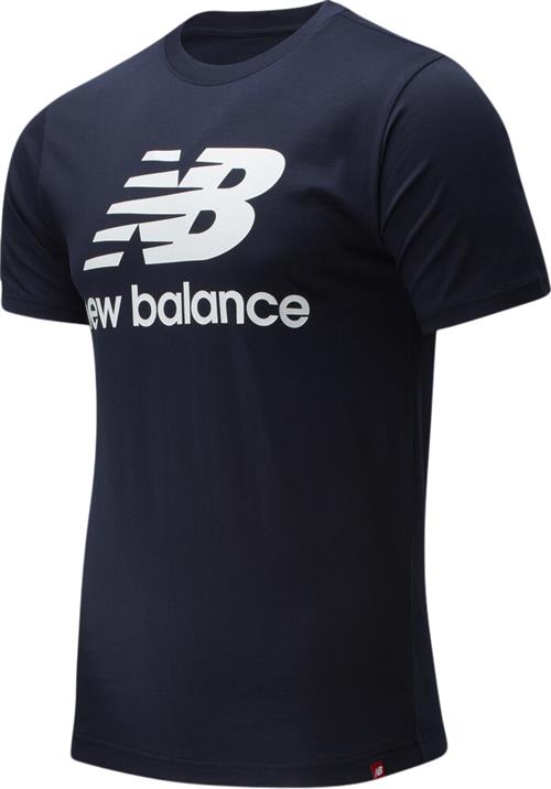 Se New Balance Essentials Stacked Logo T Shirt XS - T-shirts Bomuld hos Magasin ved Magasin