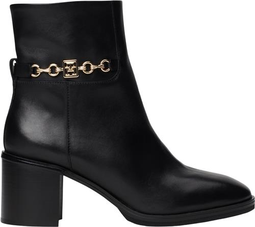 Se Tommy Hilfiger TH Chain Leather MID Heel Bootie Kvinde Black Sneakers Str 38 - hos Magasin ved Magasin