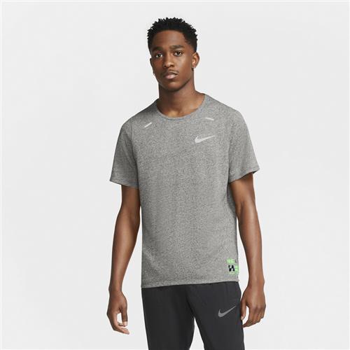 Se Nike Rise 365 Future Fast Lobe T Shirt. XXL - T-shirts hos Magasin ved Magasin