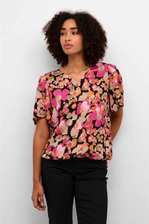 Se Kaffe Kalaila Blouse Kvinde Pink Melon Blurry Flower Kortærmede Bluser Str 44 - hos Magasin ved Magasin