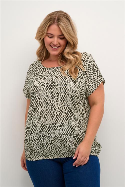 Se Kaffe Curve Kcjenny Top Kvinde Turtledove/black Graphic Dot Toppe Str 50 - hos Magasin ved Magasin