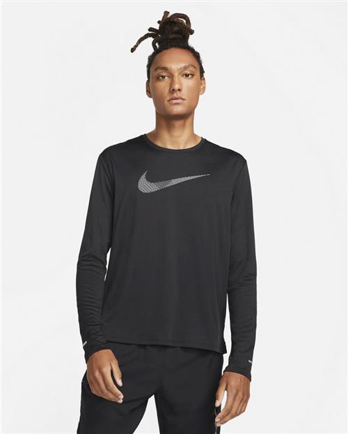 Se Nike Drifit UV Run Division Miler Løbetrøje S - T-shirts hos Magasin ved Magasin