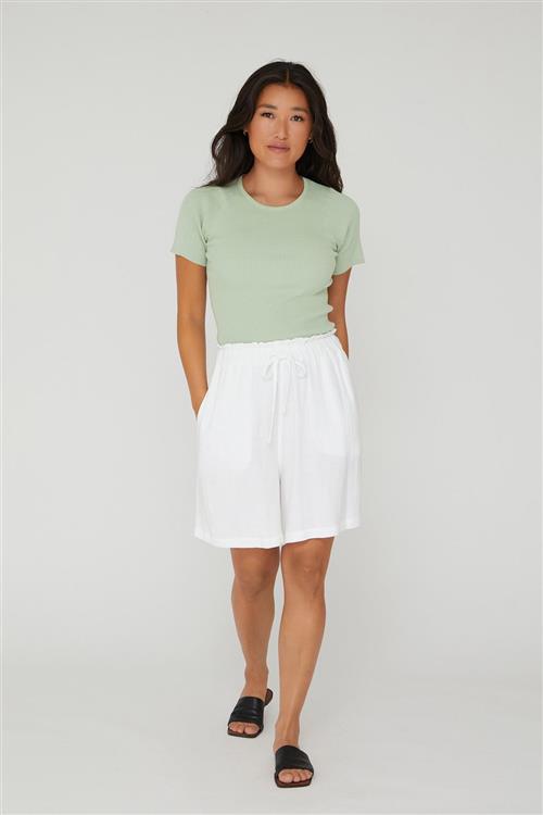 Se A-VIEW Lerke new Shorts Kvinde White Bermudashorts Str 40 - hos Magasin ved Magasin