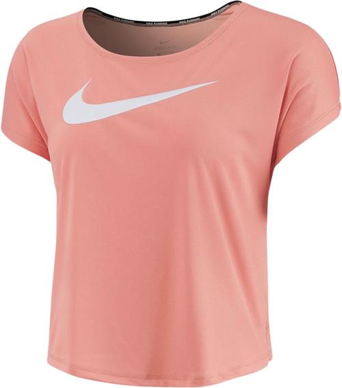 Se Nike Swoosh Run SS Top XS - Trænings T-shirts Polyester hos Magasin ved Magasin