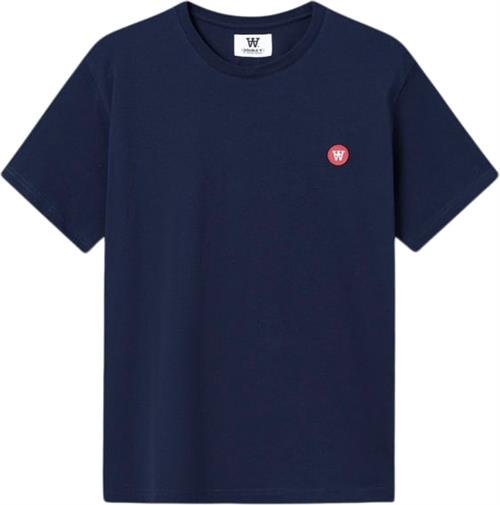 Se Wood Wood Ace Badge Tshirt Mand Navy Kortærmede T-shirts Str L - Bomuld hos Magasin ved Magasin