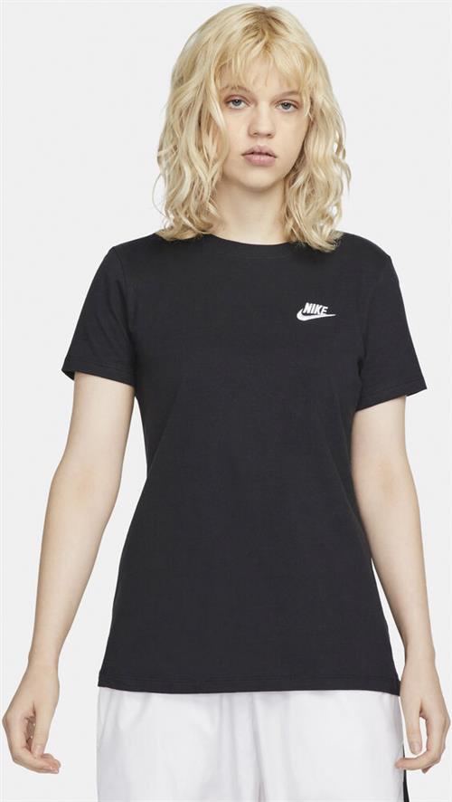 Se Nike Sportswear Club T Shirt XS - Trænings T-shirts hos Magasin ved Magasin