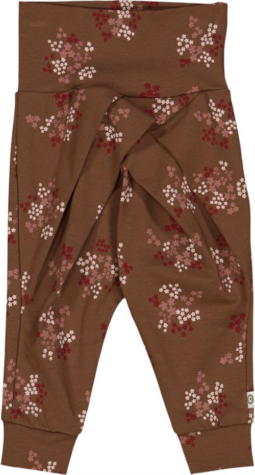 Se Müsli by Green Cotton Flora Pants Baby Str 86 - Bark/ Cabernet/ Nightingale Bukser Bomuld hos Magasin ved Magasin