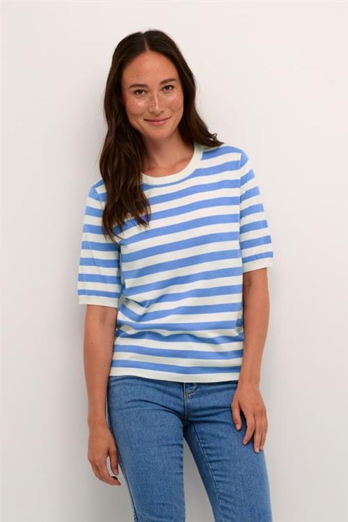 Se Kaffe Kamala Striped Knit Kvinde Ultramarine/turtle. Stripe Kortærmede T-shirts Str L - hos Magasin ved Magasin