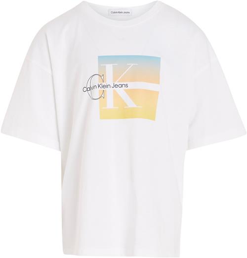 Se Calvin Klein Gradient Short Sleeve Tshirt Str 10 år - Yaf Kortærmede T-shirts Bomuld hos Magasin ved Magasin