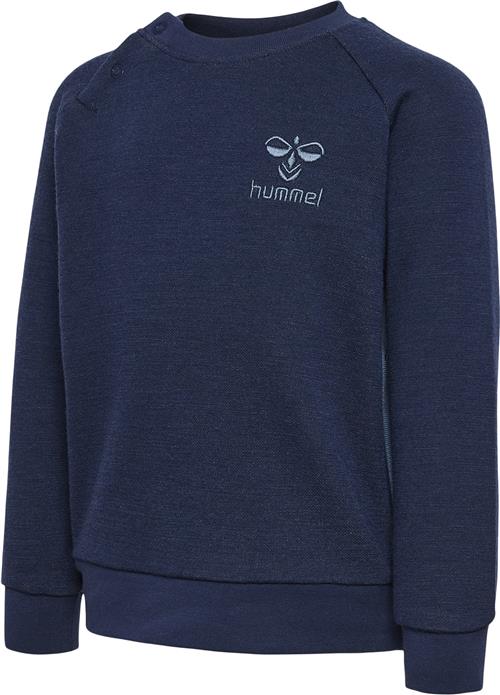 Se Hummel Hmlwulbato Sweatshirt Str 12-18 mdr / 86 cm - Blå Sweatshirts hos Magasin ved Magasin