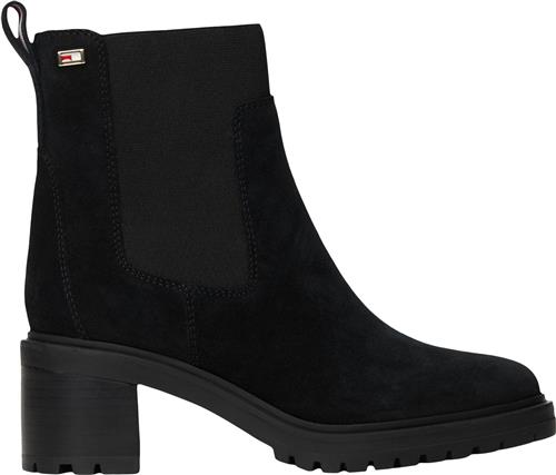 Se Tommy Hilfiger Flag MID Heel Suede Chelsea Kvinde Black Støvletter Str 42 - hos Magasin ved Magasin