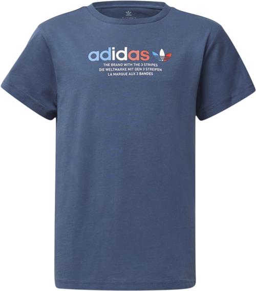 Se adidas TEE Mand Blue Kortærmede T-shirts Str 128 - Bomuld hos Magasin ved Magasin