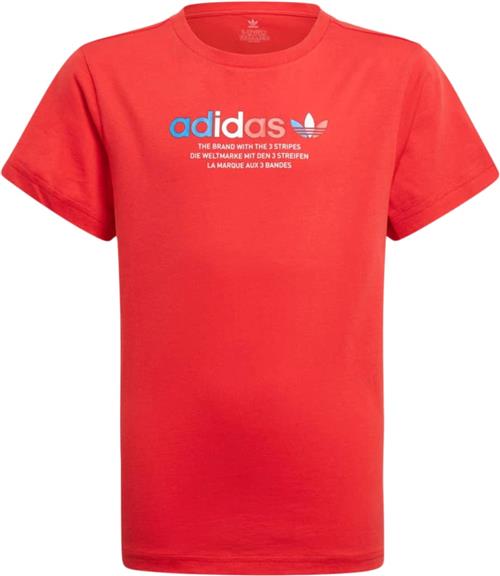 Se adidas TEE Mand Red Kortærmede T-shirts Str 140 - Bomuld hos Magasin ved Magasin