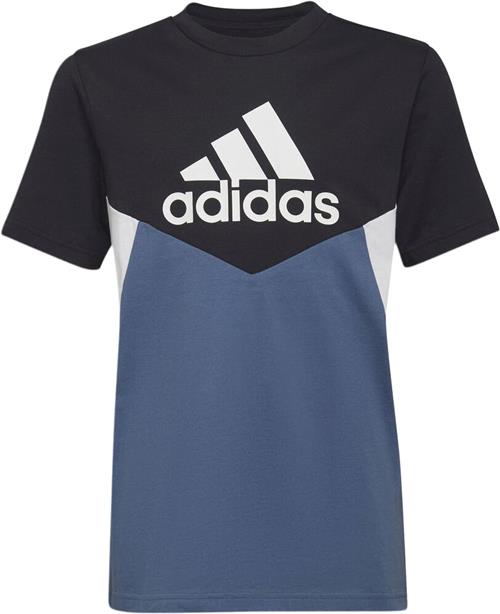 Se adidas Colourblock Tshirt 128 - T-shirts hos Magasin ved Magasin