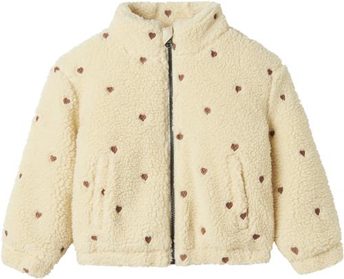 Se Lil' Atelier Nmfnalo Sherpa Loose Jacket LIL Str 98 - Sandshell/emb. Hearts Overgangsjakker hos Magasin ved Magasin