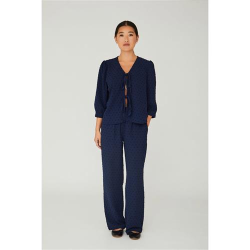 Se A-VIEW Sif Blouse Kvinde Navy Langærmede Bluser Str 40 - hos Magasin ved Magasin