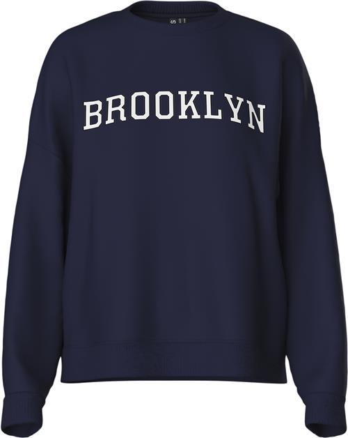 Se Pieces Pcsasie LS Oneck Loose Sweat D2D Kvinde Maritime Blue/white Brooklyn Langærmede Bluser Str XS - hos Magasin ved Magasin