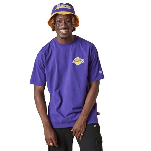 New Era Washed Pack Graphic os tee Mand Purple Kortærmede T-shirts Str S - Bomuld hos Magasin