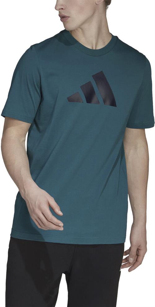 Se adidas Future Icons Logo Tshirt M - T-shirts Bomuld hos Magasin ved Magasin