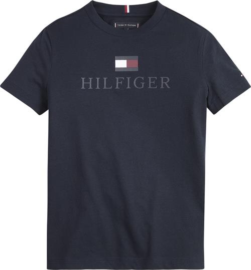 Se Tommy Hilfiger TH Logo TEE S/S Str 12 år / 152 cm - Desert Sky Kortærmede T-shirts hos Magasin ved Magasin