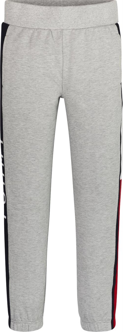 Se Tommy Hilfiger Tommy Flag Sweatpants Str 12 år / 152 cm - P01 Bukser hos Magasin ved Magasin