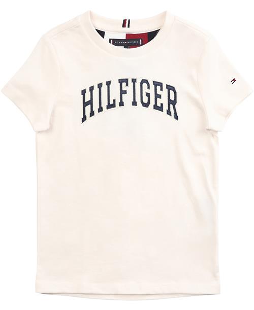 Se Tommy Hilfiger Hilfiger Varsity TEE S/S Str 3 år / 98 cm - Ancient White Kortærmede T-shirts hos Magasin ved Magasin