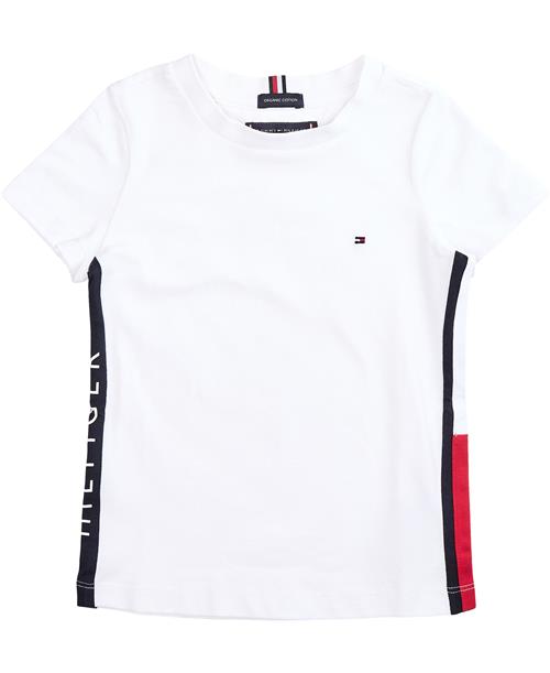 Se Tommy Hilfiger Tommy Flag TEE S/S Str 3 år / 98 cm - White Kortærmede T-shirts hos Magasin ved Magasin