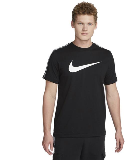 Se Nike Sportswear Repeat T Shirt M - T-shirts Bomuld hos Magasin ved Magasin