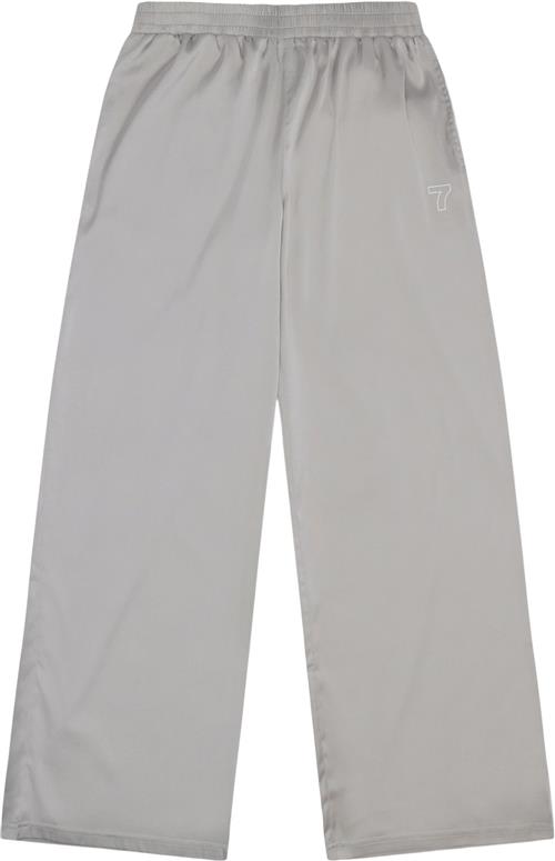 Se 7 Days Active Shiny Lounge Pants Kvinde 051 Silver Bukser Med Brede Ben Str XS - hos Magasin ved Magasin