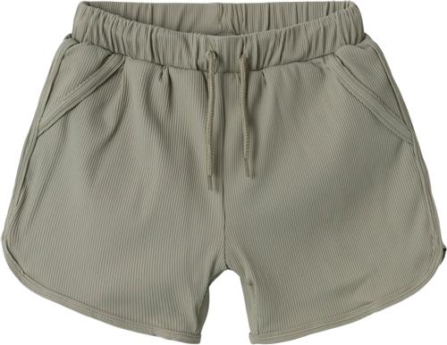 Lil' Atelier Nmmfarley Loose Swim Shorts LIL Str 122 - Dried Sage Badebukser hos Magasin