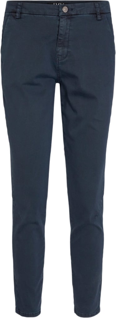 Se IVY Copenhagen Karmey Chino Kvinde Ultra Navy Bukser Med Smalle Ben Str 24 / 30'' - hos Magasin ved Magasin