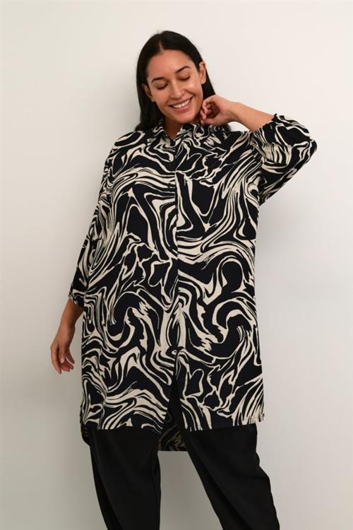 Se Kaffe Curve Kccala Shirt Tunic Kvinde Black/white Graphic Paint Tunikaer Str 44 - hos Magasin ved Magasin