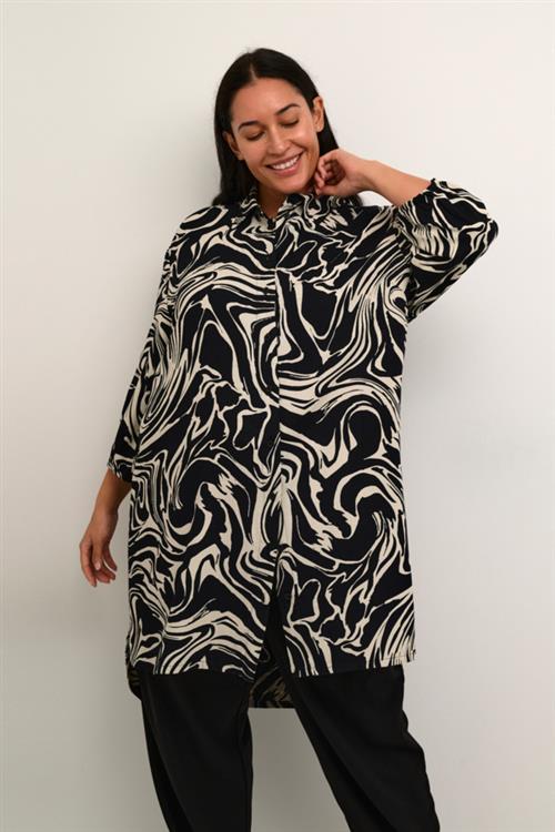 Se Kaffe Curve Kccala Shirt Tunic Kvinde Black/white Graphic Paint Tunikaer Str 52 - hos Magasin ved Magasin