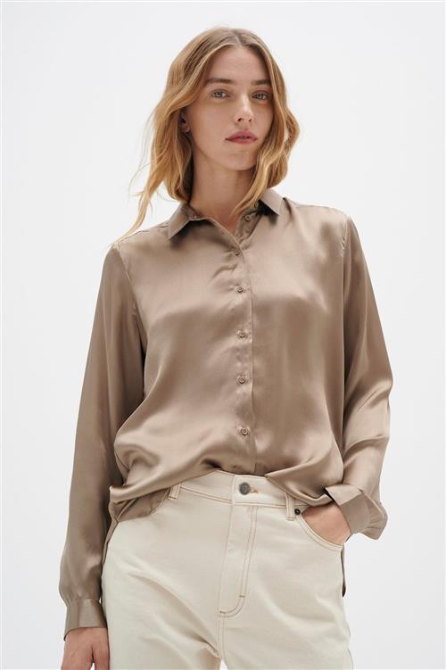 Se InWear Leonore Shirt Premium 100% Silk Kvinde Desert Taupe Langærmede Skjorter Relaxed Fit Str 46 - hos Magasin ved Magasin