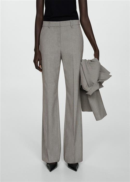 Se MANGO Highwaist Flared Trousers Kvinde Lt Pastel Grey Bukser Str 42 - hos Magasin ved Magasin