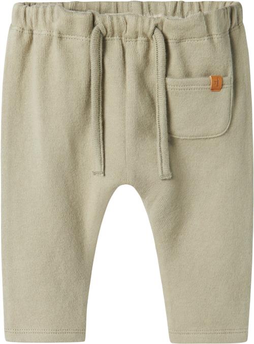 Se Lil' Atelier Nbmthoro Nreg Pant LIL Str 62 - Seagrass Bukser hos Magasin ved Magasin